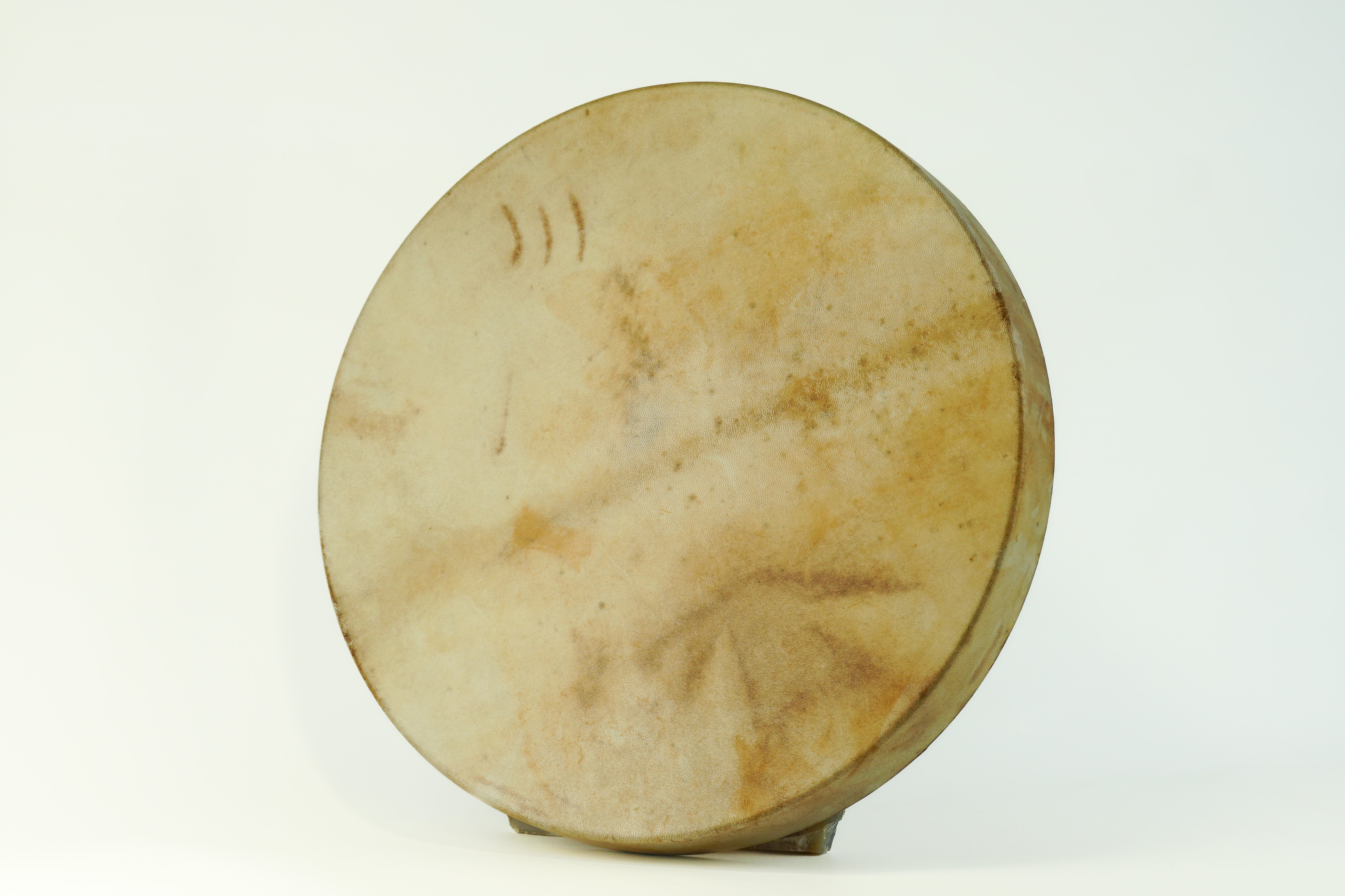 Schamanische Rahmentrommel. Bespannung Gemse, Astgabel, Bergkristall (55cm). Frontansicht