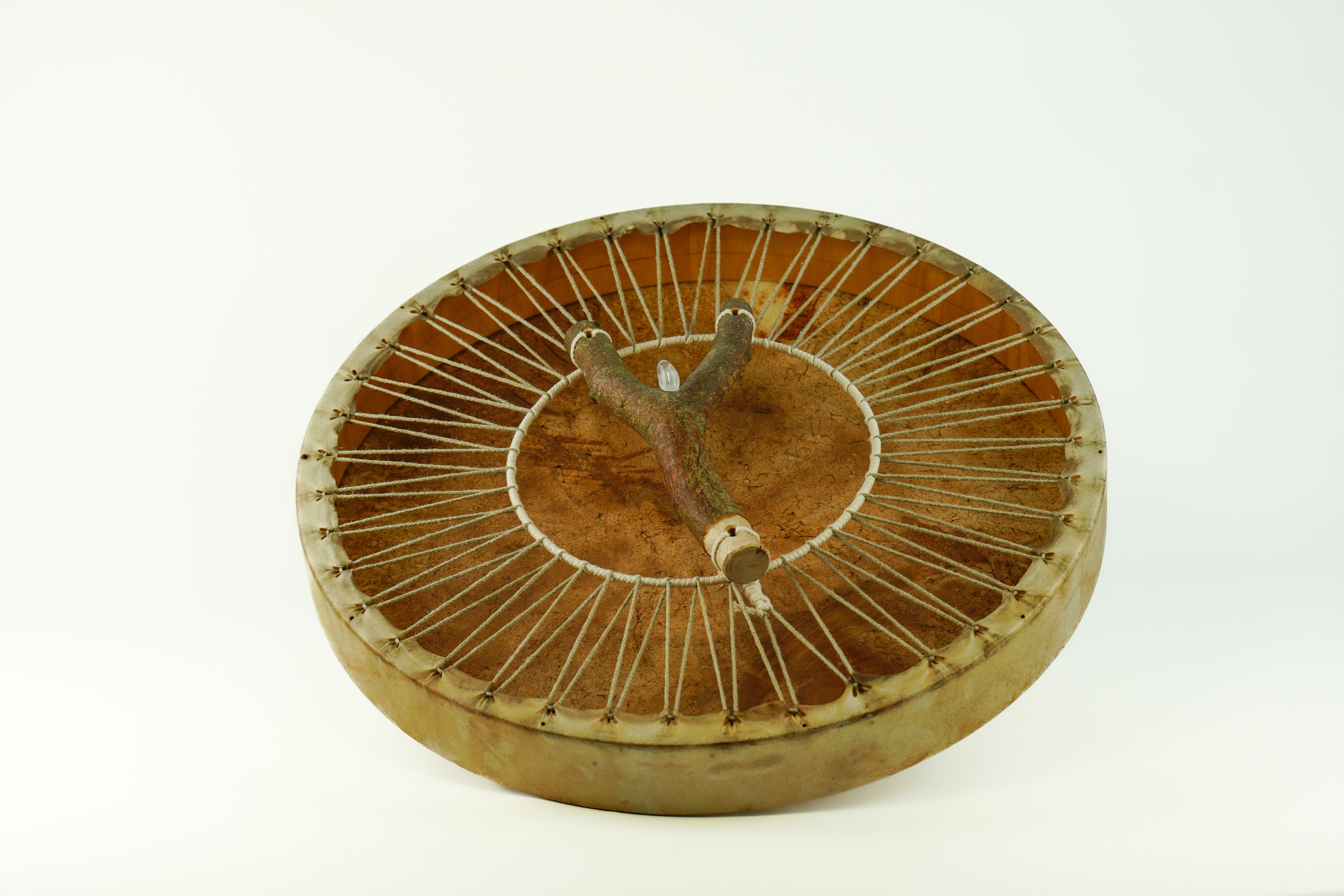 Schamanische Rahmentrommel. Bespannung Gemse, Astgabel, Bergkristall (55cm). Draufsicht