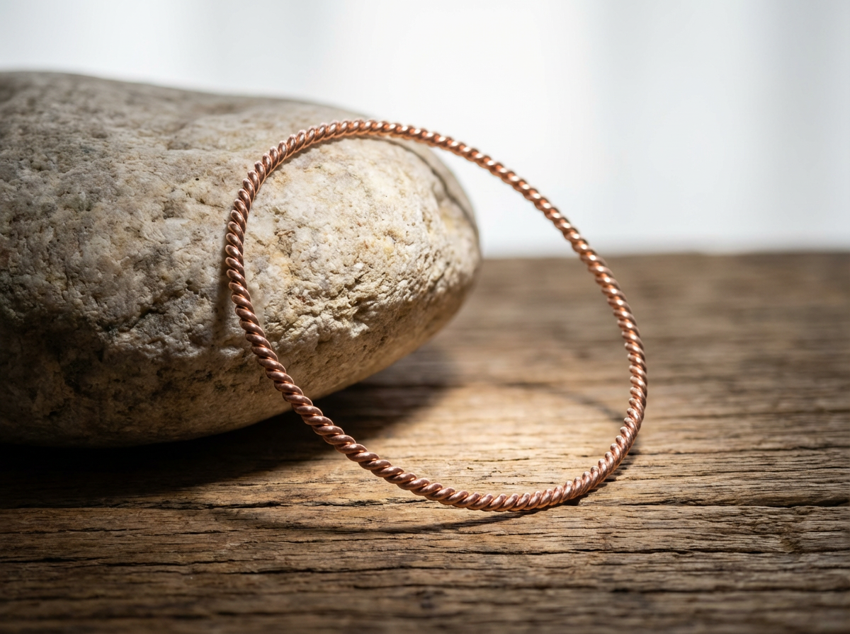 Kupfer Empowerment Cubit Tensorring Classic (3mm) lehnt auf einem Stein. Produktfoto