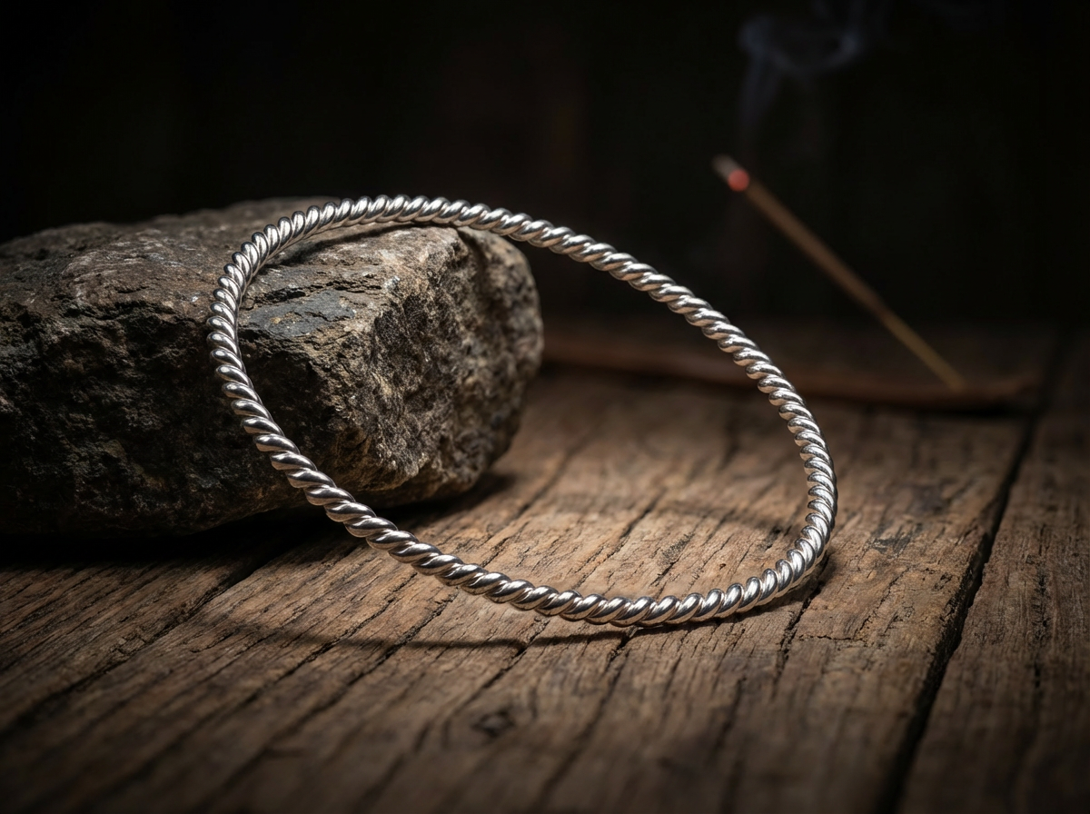 Versilberter Lost Cubit Kupfer Heavy Tensorring lehnt an dunklen Stein auf Holz (4mm). Produktfoto