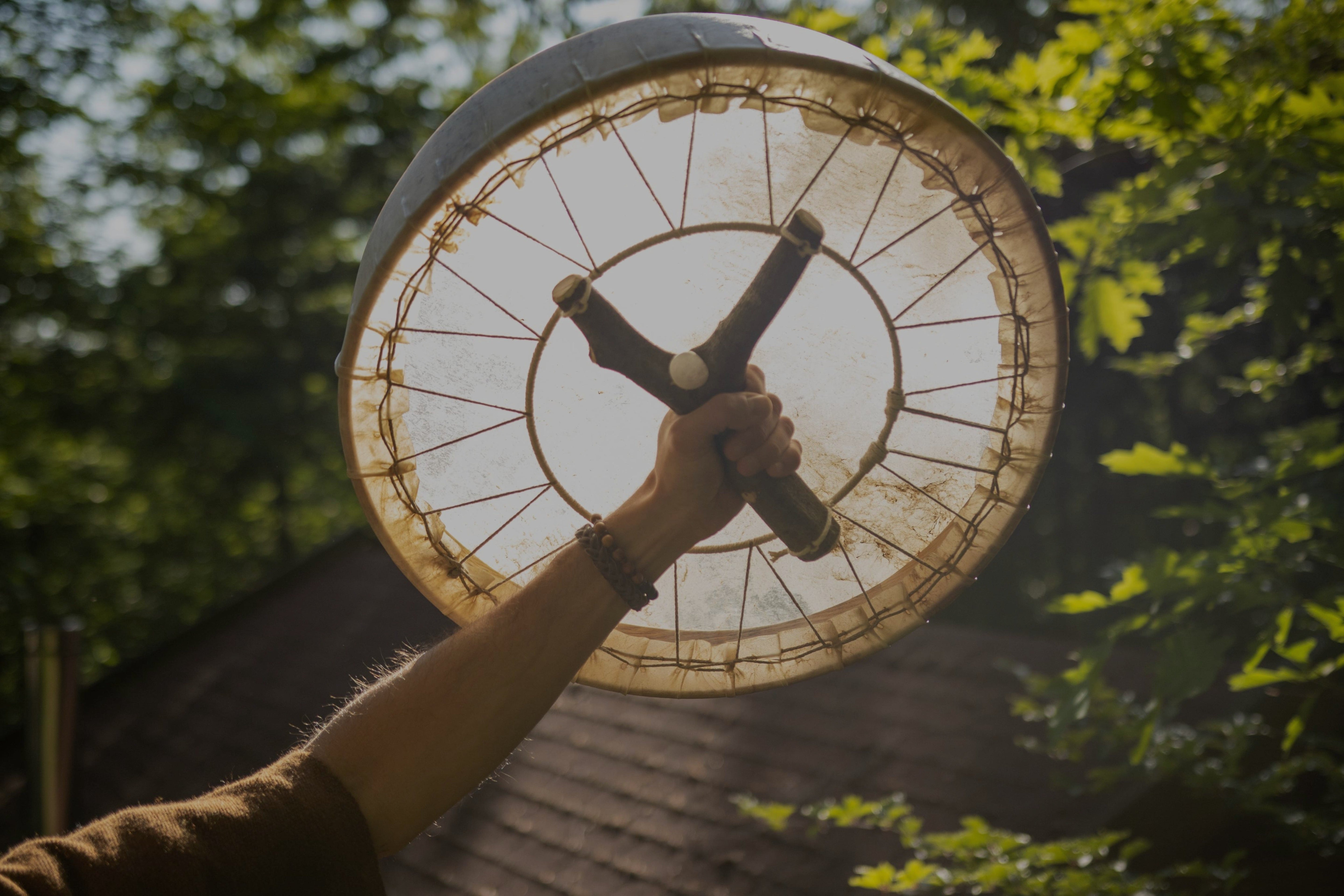 schamanische Rahmentrommel mit Bergkristall und Astgabel