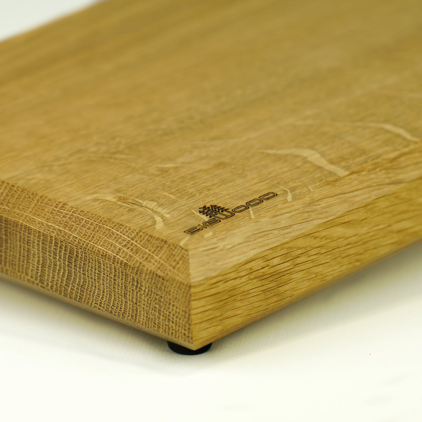 Holzblock mit Bigwood Gravur und angefaseten Kanten. Massivholz Eiche. Produktfoto