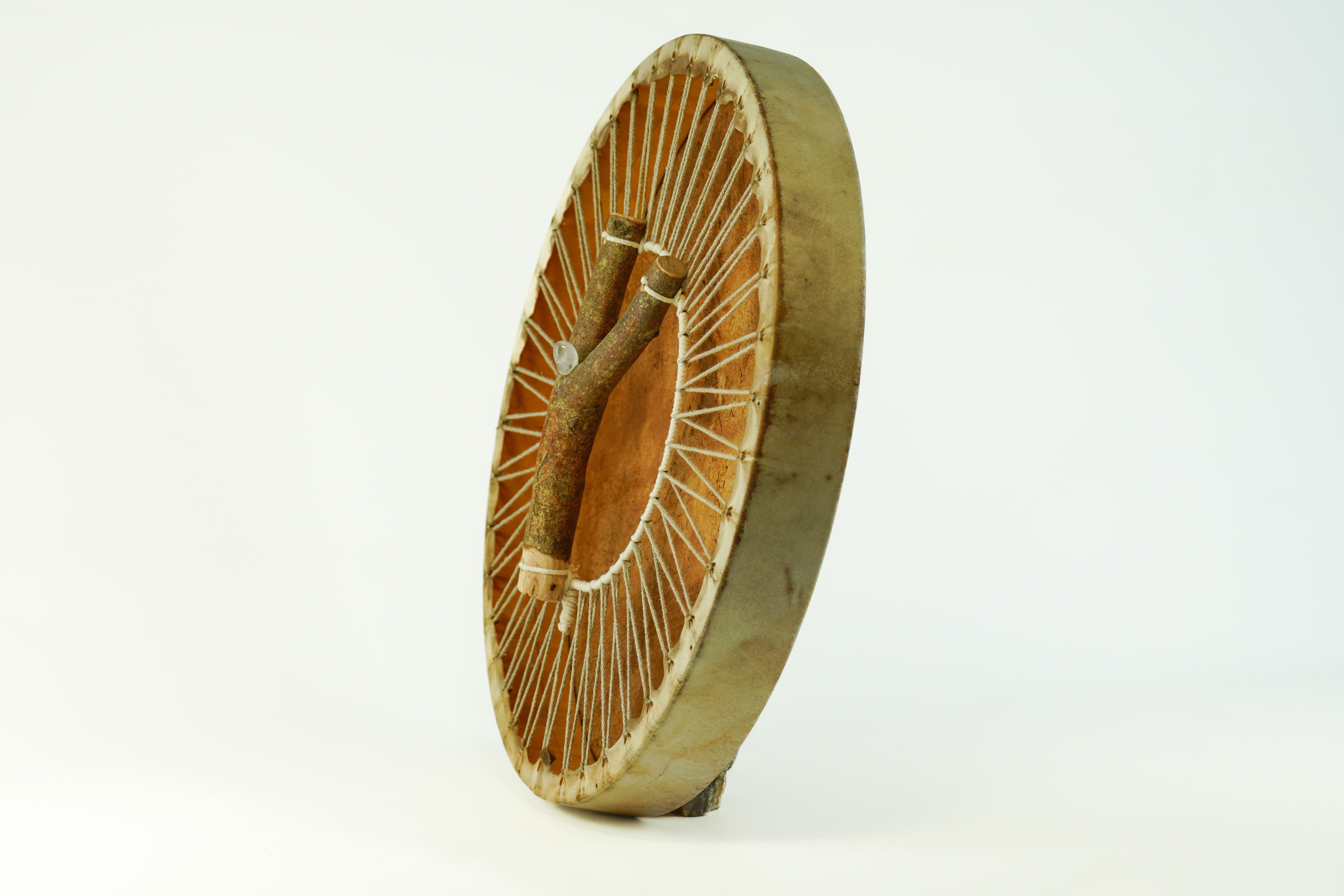 Schamanische Rahmentrommel. Bespannung Gemse, Astgabel, Bergkristall (55cm)