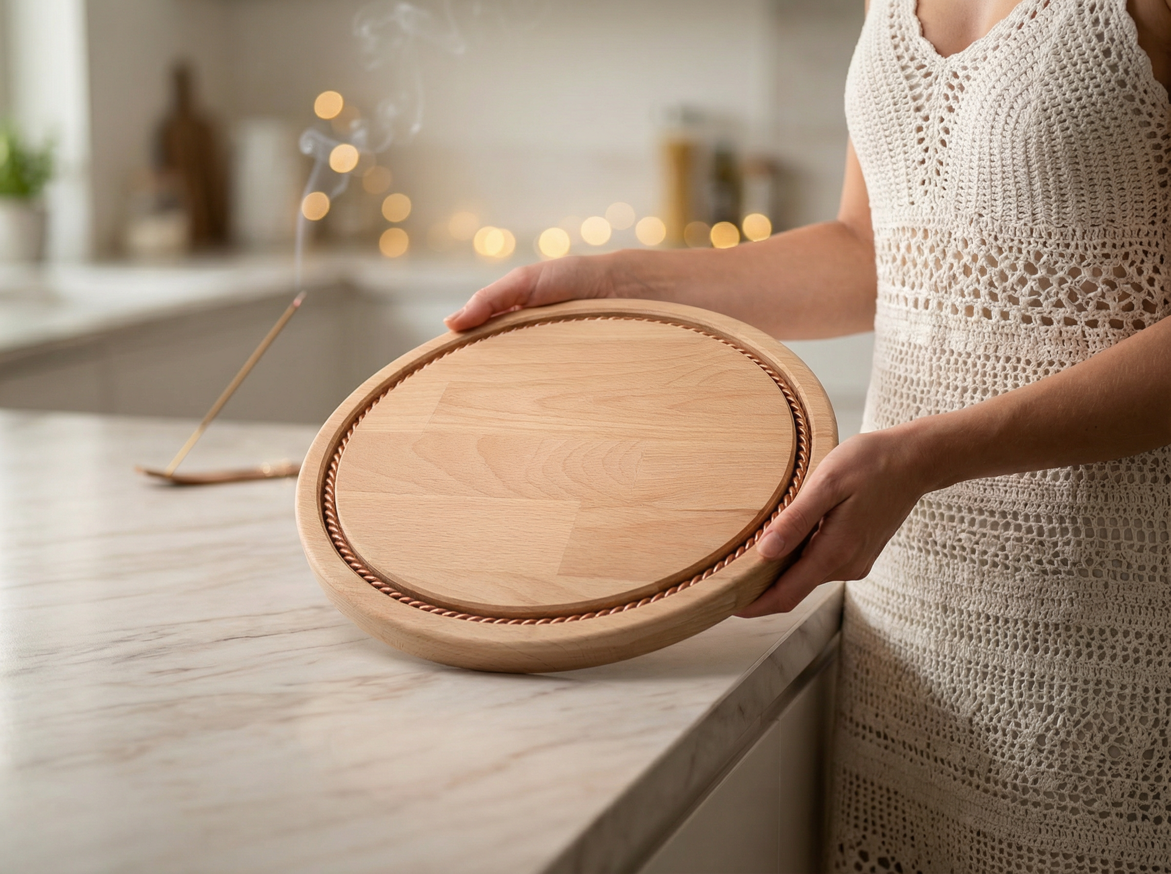 BIGWOOD Tensorblock 1.5 – rundes Holz-Schneidebrett/Servierbrett mit eingelegtem Kupfer-Tensorring in der Küche